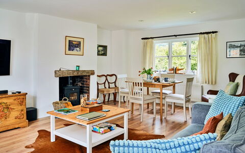 Coachmans Cottage: Meubles, Design Intérieur, Sol, Canapé, Sol, Pièce, Table, Bois, Plafond, Salon