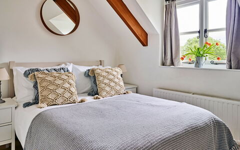 Coachmans Cottage: Lit, Meubles, Design Intérieur, Chambre, Literie, Drap De Lit, Bois, Linge, Sol, Pièce