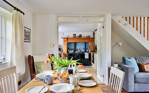Coachmans Cottage: Meubles, Design Intérieur, Chaise, Sol, Mur, Table, Bois, Table Cuisine Et Salle A Manger, Plafond, Salle À Manger