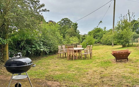 Coachmans Cottage: Arbre, Jardin, Lot Terre, Zone Rurale, Meubles, Pelouse, Arrière-Cour, Mobilier De Jardin, Chaise