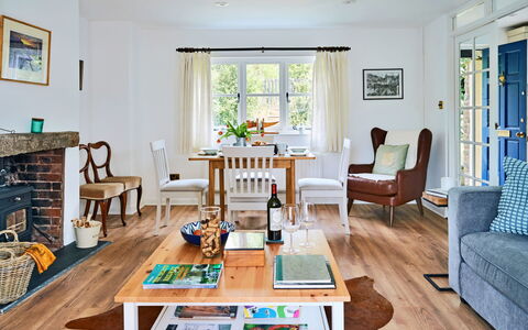 Coachmans Cottage: Meubles, Design Intérieur, Sol, Canapé, Table, Pièce, Bois, Chaise, Sol, Salon