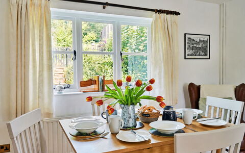 Coachmans Cottage: Meubles, Design Intérieur, Salle À Manger, Table, Vaisselle, Bois, Chaise, Table Cuisine Et Salle A Manger, Textile, Éclairage