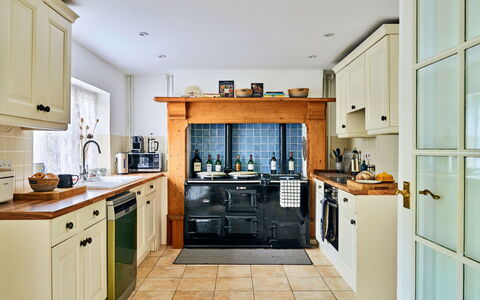 Coachmans Cottage: Cuisine, Appareil De Cuisine, Cabinetry, Meubles, Comptoir, Design Intérieur, Principaux Appliance, Bois, Sol, Cuisinière