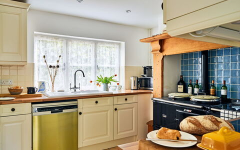 Coachmans Cottage: Cuisine, Appareil De Cuisine, Comptoir, Cabinetry, Design Intérieur, Meubles, Principaux Appliance, Sol, Tiroir, Éclairage