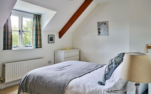 Coachmans Cottage: Lit, Meubles, Design Intérieur, Chambre, Literie, Drap De Lit, Bois, Plafond, Domicile, Sol