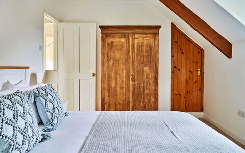 Coachmans Cottage: Chambre, Bois, Lit, Design Intérieur, Meubles, Sol, Sol, Literie, Plafond, Drap De Lit