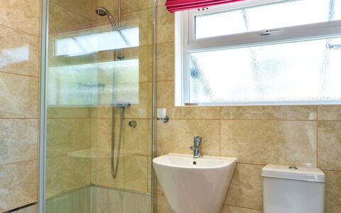 Paw'S Rest: Salle De Bains, Sol, Luminaire Plomberie, Design Intérieur, Sol, Mur, Toilette, Plomberie, Tuile, Douche