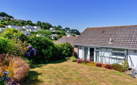 Paw'S Rest: Maison, Toit, Arbuste, Chalet, Domicile, Zone Résidentielle, Jardin, Couverture De Sol, Biens