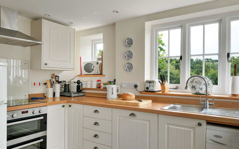 Filspholly: Cuisine, Comptoir, Appareil De Cuisine, Cabinetry, Design Intérieur, Meubles, Bois, Sol, Principaux Appliance, Domicile