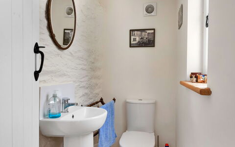Filspholly: Salle De Bains, Siège De Toilette, Luminaire Plomberie, Mur, Toilette, Lavabo, Évier, Design Intérieur, Robinet, Plomberie