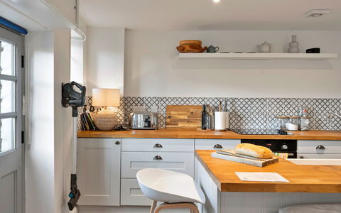Horseshoe Cottage: Cuisine, Comptoir, Appareil De Cuisine, Meubles, Cabinetry, Design Intérieur, Principaux Appliance, Sol, Électroménager, Cuisinière