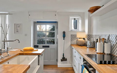 Horseshoe Cottage: Comptoir, Cuisine, Meubles, Cabinetry, Design Intérieur, Appareil De Cuisine, Sol, Principaux Appliance, Bois, Evier