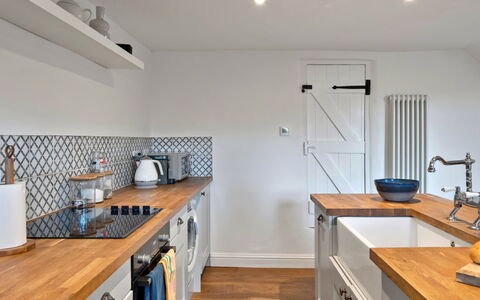 Horseshoe Cottage: Cuisine, Comptoir, Appareil De Cuisine, Meubles, Sol, Design Intérieur, Cabinetry, Bois, Principaux Appliance, Sol