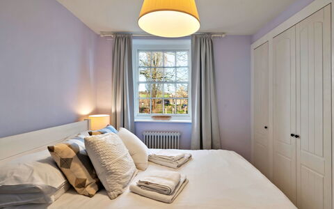 Horseshoe Cottage: Design Intérieur, Lit, Chambre, Meubles, Sol, Bois, Plafond, Sol, Drap De Lit, Literie