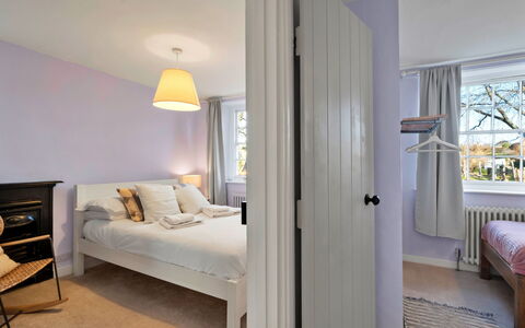Horseshoe Cottage: Design Intérieur, Mur, Chambre, Sol, Sol, Lit, Meubles, Bois, Plafond, Textile