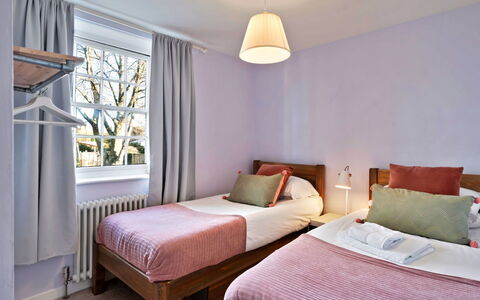 Horseshoe Cottage: Meubles, Lit, Design Intérieur, Chambre, Mur, Sol, Sol, Drap De Lit, Bois, Plafond