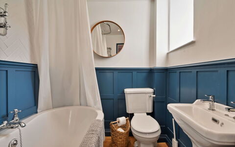 Horseshoe Cottage: Salle De Bains, Design Intérieur, Luminaire Plomberie, Sol, Sol, Plomberie, Robinet, Tuile, Baignoire, Luminaire