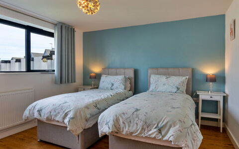 Greenway: Lit, Meubles, Literie, Chambre, Drap De Lit, Design Intérieur, Bois, Linge, Sol, Sol