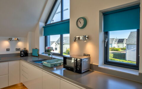 Greenway: Design Intérieur, Domicile, Cuisine, Plafond, Comptoir, Verre, Plante D'Appartement, Luminaire, Appareil De Cuisine