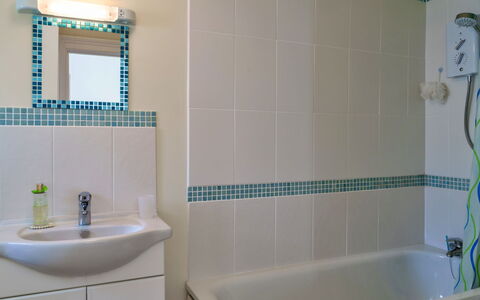 Westward Ho 604: Salle De Bains, Bleu, Luminaire Plomberie, Design Intérieur, Mur, Sol, Sol, Évier, Robinet, Plomberie