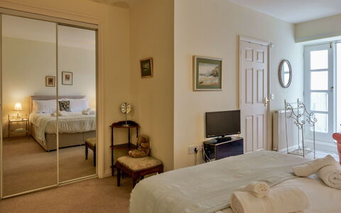 Westward Ho 604: Meubles, Lit, Design Intérieur, Chambre, Sol, Mur, Sol, Drap De Lit, Literie, Pièce
