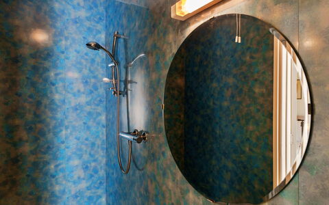 Westward Ho 604: Bleu, Luminaire Plomberie, Plomberie, Salle De Bains, Miroir, Luminaire, Robinet, Tuile, Évier, Lavabo
