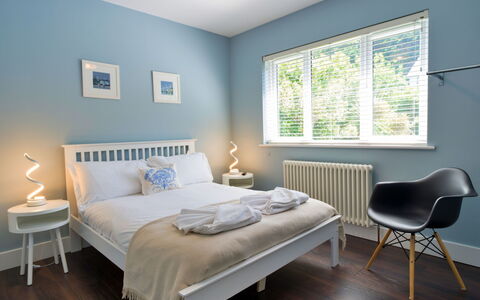 Thorndale: Lit, Chambre, Design Intérieur, Meubles, Literie, Drap De Lit, Sol, Sol, Bois, Plafond