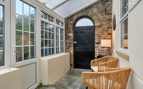 Hillside Rise: Design Intérieur, Porte, Sol, Domicile, Sol, Meubles, Accueil Porte, Plante D'Appartement, Porche, Pot De Fleur