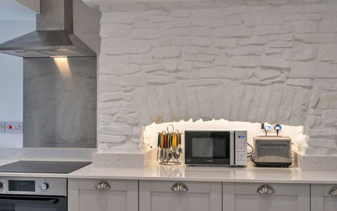 Hillside Rise: Design Intérieur, Cuisine, Plafond, Comptoir, Appareil De Cuisine, Cabinetry, Matériau Naturel, Mur De Pierre, Conception, Électroménager