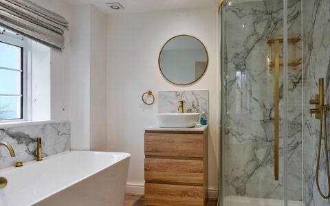 Hillside Rise: Design Intérieur, Salle De Bains, Sol, Luminaire Plomberie, Sol, Miroir, Armoire De Toilette, Plomberie, Robinet, Domicile