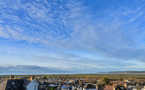 Hillside Rise: Ciel, Bleu, Jour, Nuage, Horizon, Zone Résidentielle, Toit, Établissements Humains, Cumulus, Lumière Du Soleil