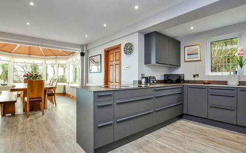 Cliff Lodge: Sol, Cuisine, Design Intérieur, Meubles, Sol, Bois, Cabinetry, Comptoir, Principaux Appliance, Appareil De Cuisine