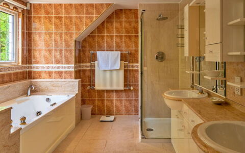 Cliff Lodge: Salle De Bains, Design Intérieur, Luminaire Plomberie, Sol, Baignoire, Mur, Sol, Évier, Robinet, Lavabo