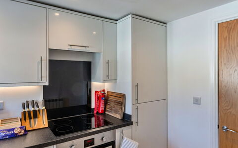 Harbour View: Appareil De Cuisine, Cuisine, Principaux Appliance, Comptoir, Cabinetry, Design Intérieur, Électroménager, Bois, Sol, Cuisinière
