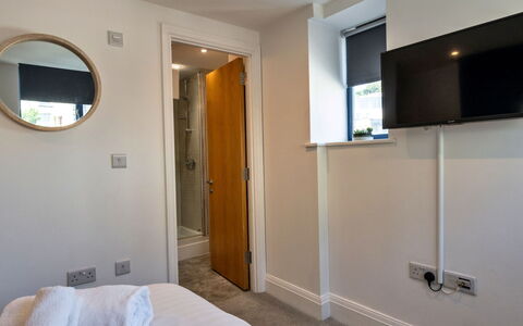 Harbour View: Mur, Design Intérieur, Chambre, Sol, Lit, Sol, Literie, Drap De Lit, Pièce, Plafond