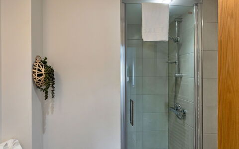 Harbour View: Mur, Salle De Bains, Design Intérieur, Sol, Luminaire Plomberie, Sol, Éclairage, Plomberie, Douche, Verre