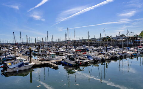 Harbour View: Bateau, Bleu, L'Eau, Marina, Navire, Bateaux Et Nautique - Materiel Et Fournitures, Voie Navigable, Port, Mât, Port