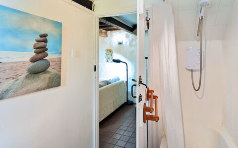 Lea Hill, Woodpecker: Mur, Sol, Design Intérieur, Sol, Plafond, Luminaire Plomberie, Pièce, Plomberie, Salle De Bains, Miroir