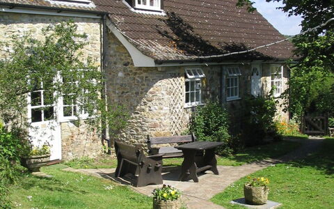 Lea Hill, Nuthatch: Maison, Chalet, Toit, Arbuste, Domicile, Couverture De Sol, Jardin, Ferme, Arrière-Cour, Fenêtre À Guillotine