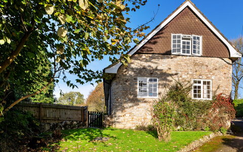 Lea Hill, Nuthatch: Bâtiment, Fenêtre, Maison, Branche, Chalet, Arbuste, Toit, Domicile, Zone Rurale, Ferme
