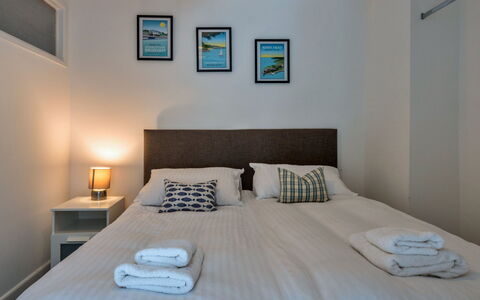 Palm Cott: Lit, Chambre, Design Intérieur, Literie, Meubles, Sol, Drap De Lit, Mur, Sol, Bois