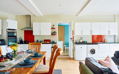 The Barn at Courtleigh: Meubles, Design Intérieur, Sol, Sol, Bois, Plafond, Cuisine, Pièce, Principaux Appliance, Chaise