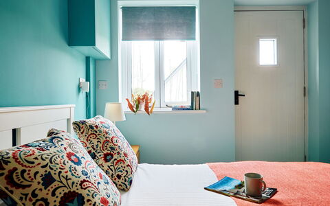 The Barn at Courtleigh: Meubles, Chambre, Design Intérieur, Mur, Lit, Literie, Drap De Lit, Linge, Pièce, Textile
