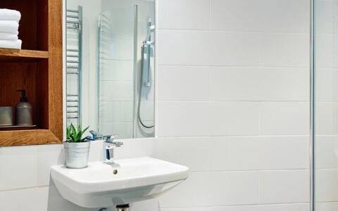The Barn at Courtleigh: Salle De Bains, Design Intérieur, Mur, Sol, Luminaire Plomberie, Sol, Toilette, Miroir, Plomberie, Lavabo