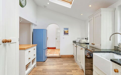 Larkrise: Design Intérieur, Sol, Meubles, Mur, Sol, Cabinetry, Bois, Comptoir, Plafond, Cuisine