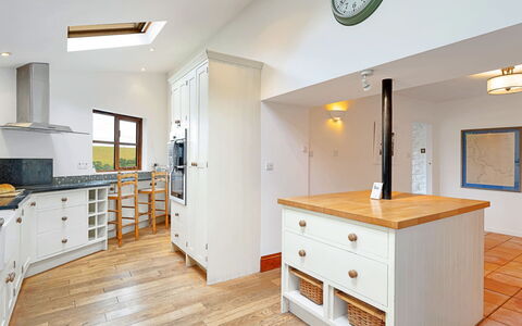 Larkrise: Meubles, Sol, Design Intérieur, Cabinetry, Bois, Cuisine, Comptoir, Sol, Plafond, Appareil De Cuisine