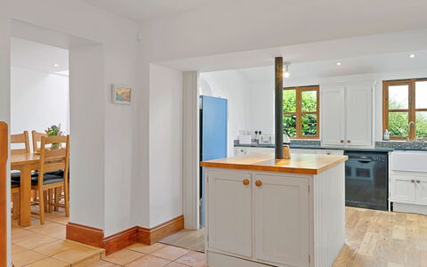 Larkrise: Sol, Meubles, Design Intérieur, Mur, Sol, Bois, Cabinetry, Comptoir, Plafond, Cuisine