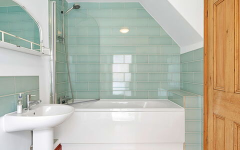 Larkrise: Sol, Mur, Salle De Bains, Sol, Design Intérieur, Luminaire Plomberie, Baignoire, Plomberie, Tuile, Robinet