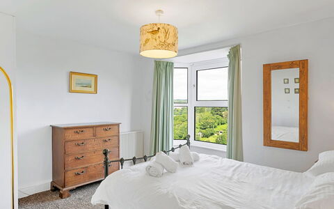 Larkrise: Lit, Meubles, Literie, Chambre, Design Intérieur, Drap De Lit, Mur, Bois, Sol, Linge
