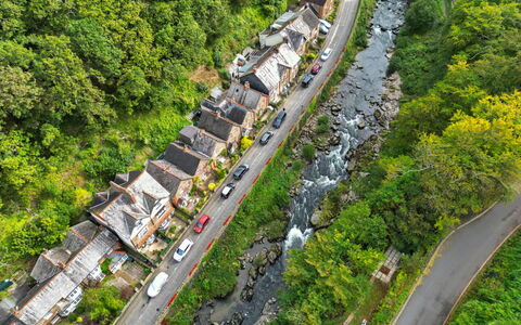 River Cottage: Paysage, Cours D'Eau, Maison, Zone Rurale, Courant, Village, Station De Montagne, Vallée, Banlieue